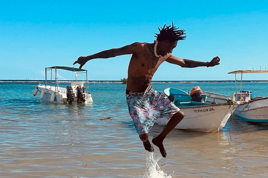 ¡Dinero en la Playa! ZOJO RD wearing 1000 y 2000 Dominican Pesos Collection