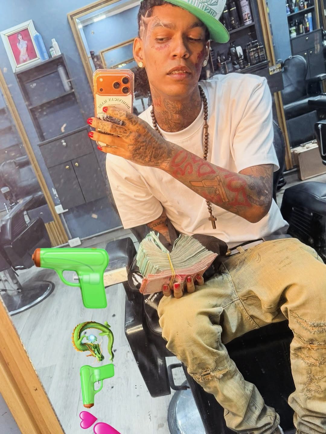 Dilon Baby con Dominican Made 2000 Pesos Dominicano Rose iPhone Case